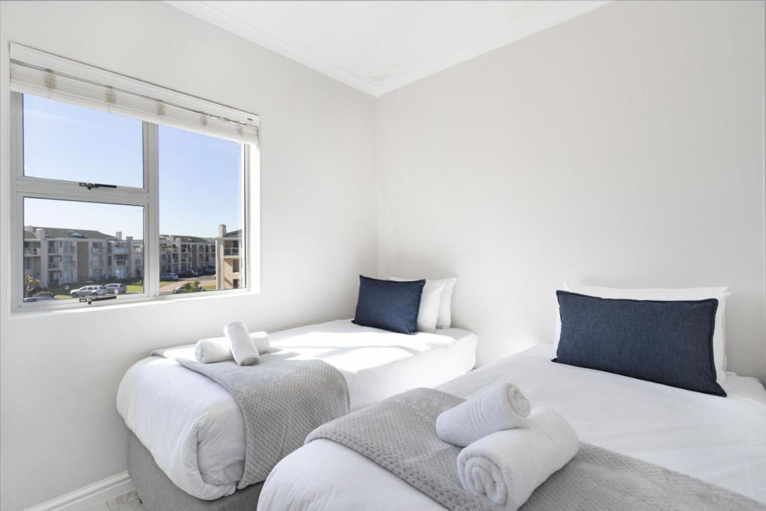 Main Bedroom Table Mountain View