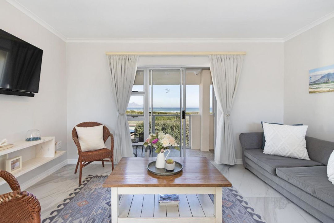 Main Bedroom Table Mountain View